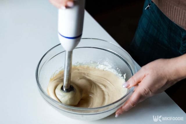 마요네즈와 핸드믹서기 자료사진. / tanitost-shutterstock.com