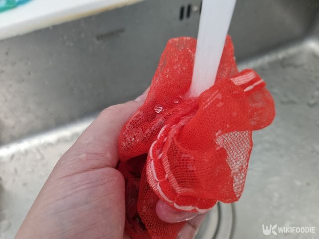 양파망을 닦는 모습. / 위키푸디