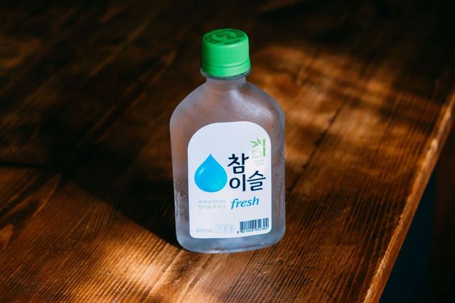 미니 플라스틱 소주 자료 사진. / Elif Bayraktar-shutterstock