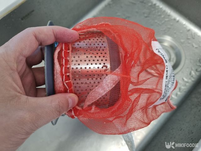 고추가루 등 작은 입자가 빠져나가기 쉬운 싱크대 배수구에 양파망을 씌우면 효과가 좋다. / 위키푸디