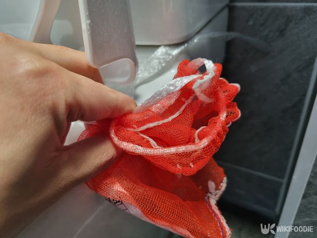 양파망으로 변기 구석구석을 청소할 수 있다. / 위키푸디