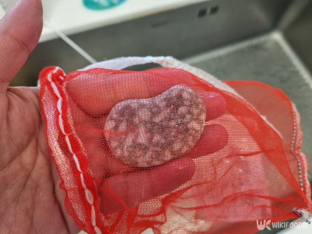 조각난 작은 비누를 양파망에 넣어보면 끝까지 쓸 수 있다. / 위키푸디