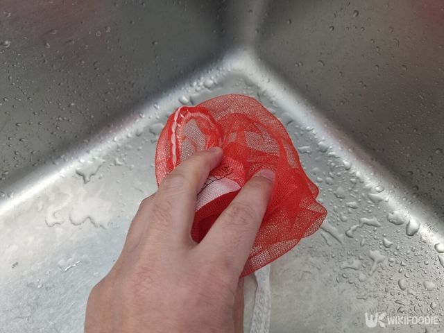 양파망으로 싱크대를 닦고 있다. / 위키푸디