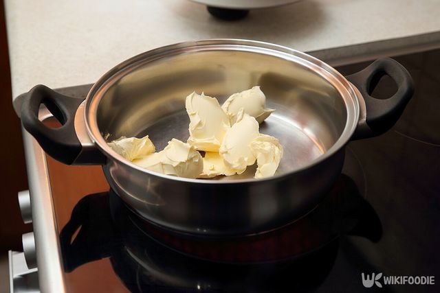 냄비에 마가린을 바른 모습. / conzorb-shutterstock.com