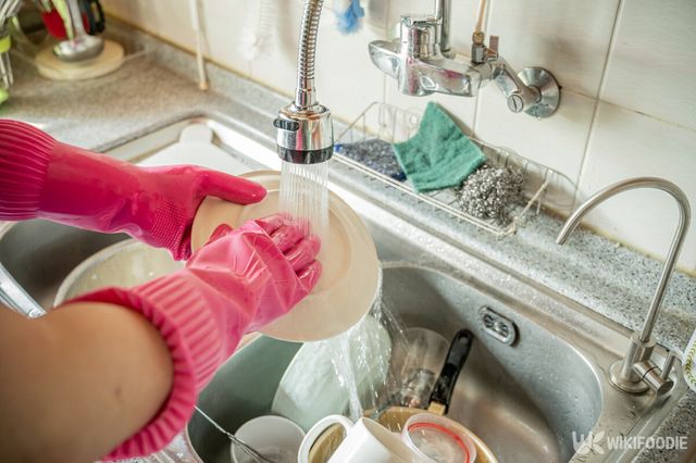 수돗물로 설겆이 하는 모습. / Ju Jae-young-shutterstock.com