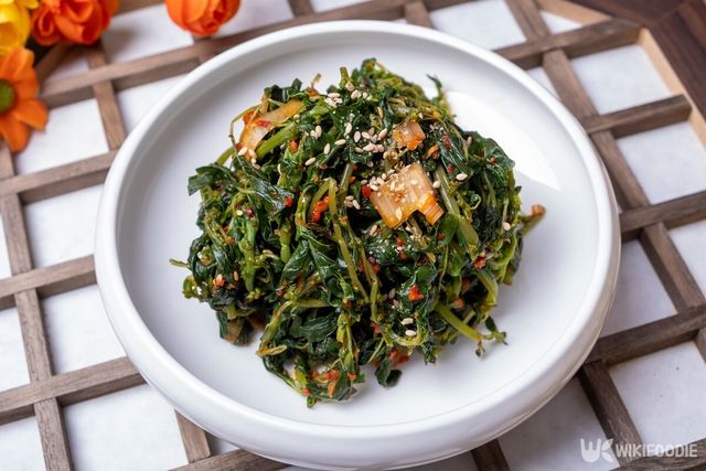 나물무침 자료사진. / becky's-shutterstock.com