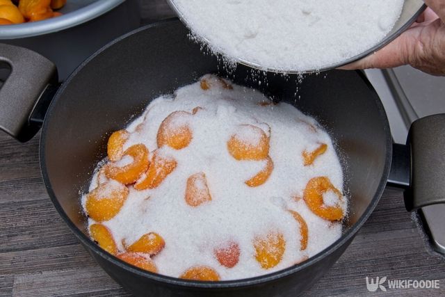 살구잼을 만드는 모습 / Wildeside-shutterstock