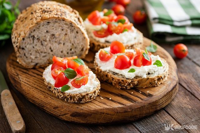 호밀빵 위에 올려진 토마토, 바질, 리코타 치즈. / New Africa-shutterstock.com