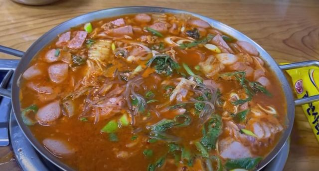 유정부대찌개. / 유튜브 채널 '트윈로그'