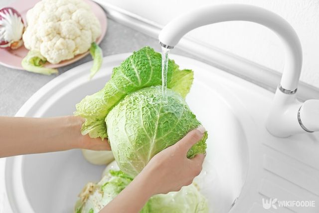 양배추 세척. / Africa Studio-shutterstock.com