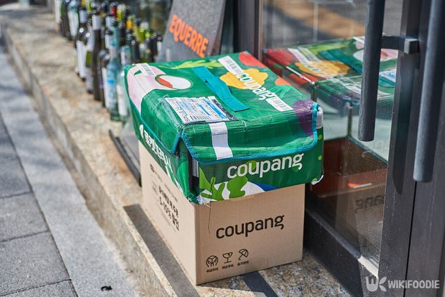쿠팡 로켓프레시백 자료사진. / Mirko Kuzmanovic-shutterstock.com