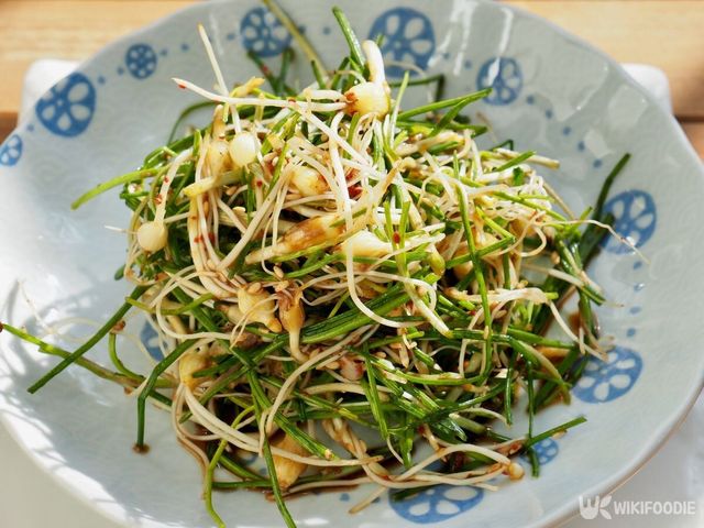 달래 무침 자료 사진. / sungsu han-shutterstock