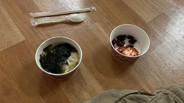 SNS에 공개된 산불 현장 소방관의 저녁 식사 모습. / 스레드 화면 캡처