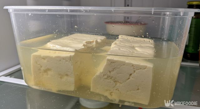 두부를 보관하는 물의 색이 변한 모습. / 위키푸디