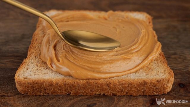 땅콩버터를 식빵에 바르고 있다. / FoodVideoPhoto-shutterstock