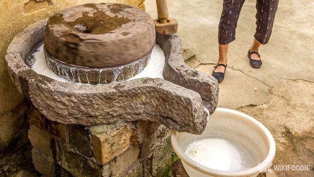 과거 외국에서 두유를 제조하는 모습. / Travel-Fr-shutterstock