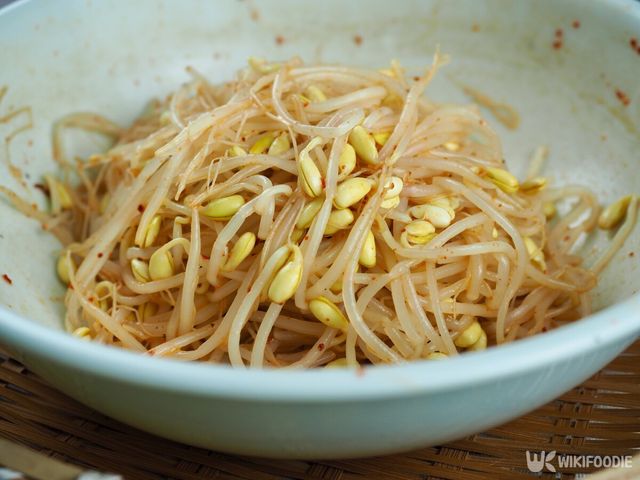 콩나물무침 자료사진. / sungsu han-shutterstock.com