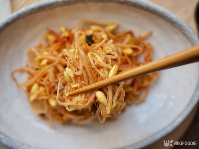 콩나물무침 자료사진. / sungsu han-shutterstock.com