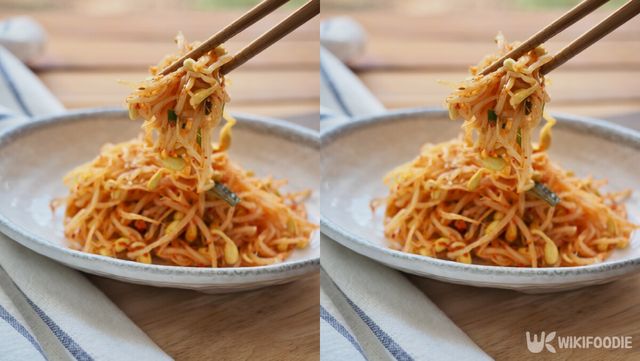 콩나물무침 자료사진. / sungsu han-shutterstock.com