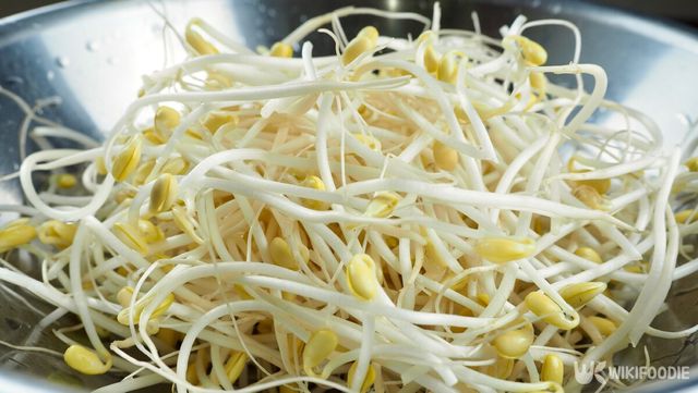 콩나물무침 자료사진. / sungsu han-shutterstock.com