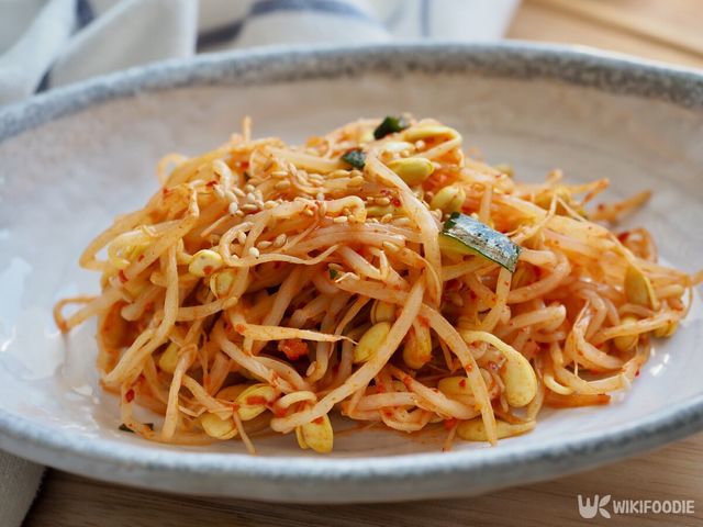 콩나물무침 자료사진. / sungsu han-shutterstock.com