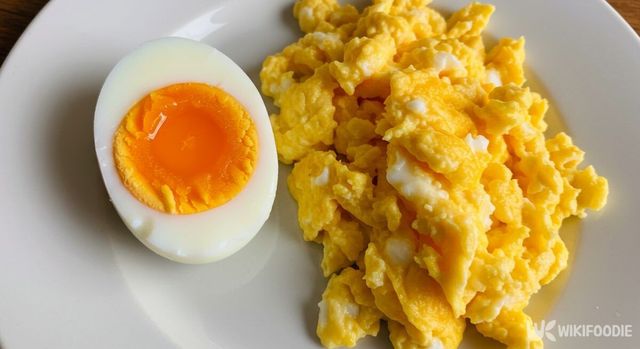 삶은 달걀과 스크램블 에그가 접시 위에 놓여 있다. / 위키푸디