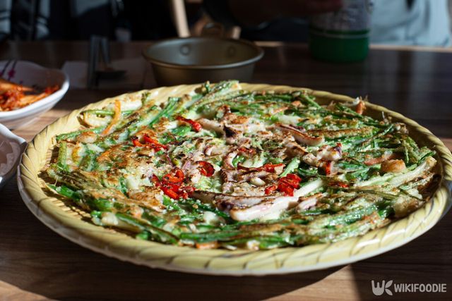 비 오는 날, 자연스레 생각나는 음식이 있다. 바로 지글지글 부쳐지는 파전과 시원한 막걸리다. / mujijoa79-shutterstock.com