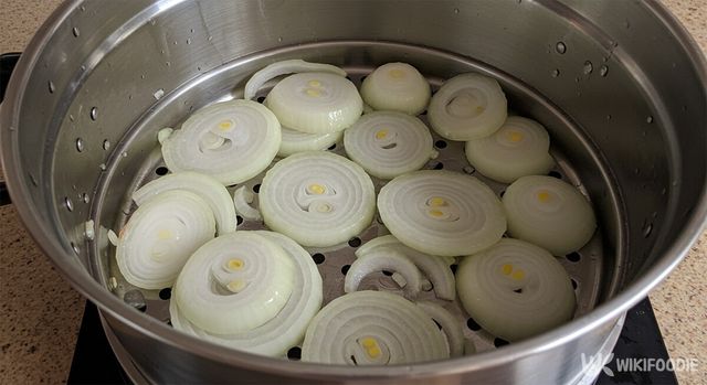 양파나물무침 자료사진. / 위키푸디