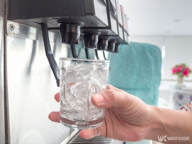 한 남성이 설탕이 들어있는 탄산음료를 마시기 위해 얼음이 들어 있는 잔을 들고 있다. / MPIX.TURE-shutterstock.com