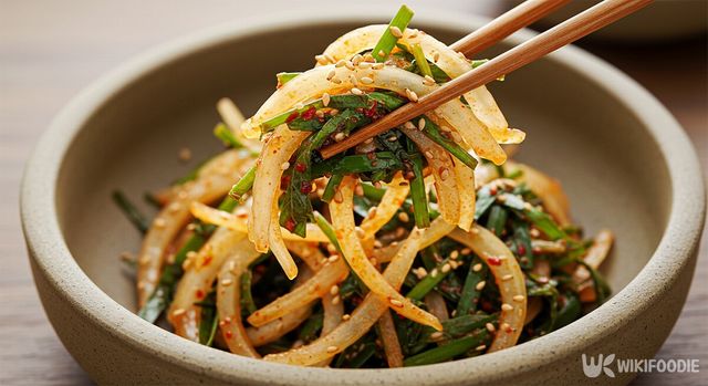 양파나물무침 자료사진. / 위키푸디