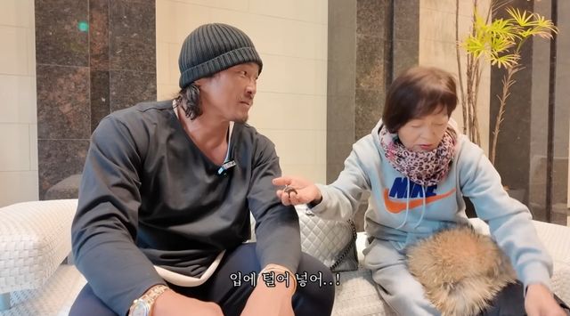 흑마늘은 보약에 비견될 정도로 다양한 영양 성분을 함유하고 있다. / 유튜브 채널 ‘추성훈 ChooSungHoon'