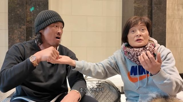 추성훈이 어머니에게서 흑마늘을 선물 받았다. / 유튜브 채널 ‘추성훈 ChooSungHoon’