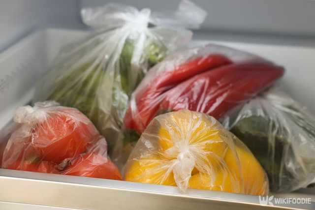 냉장고 채소 자료사진. / New Africa-shutterstock.com