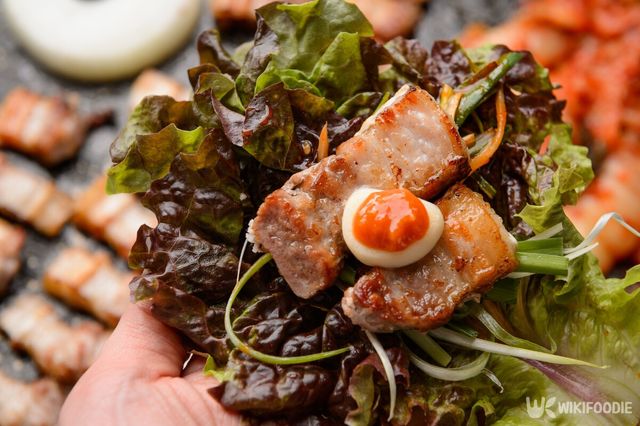 삼겹살 상추 쌈 자료사진. / photohwan-shutterstock.com