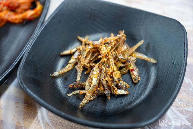 한국 반찬. 멸치볶음. / Light Win-shutterstock.com