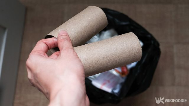 다 쓴 휴지심을 버리지 마세요. 창틀 청소에 가장 완벽한 도구입니다. / waranya_photo-shutterstock.com