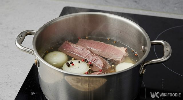 냄비에 고기 육수를 만드는 모습. / 위키푸디