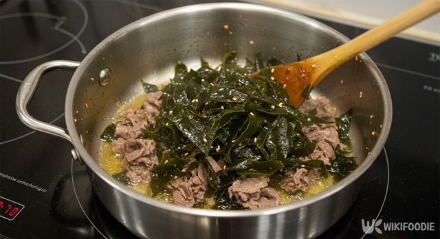 냄비에 불린 미역과 고기를 볶는 모습. / 위키푸디