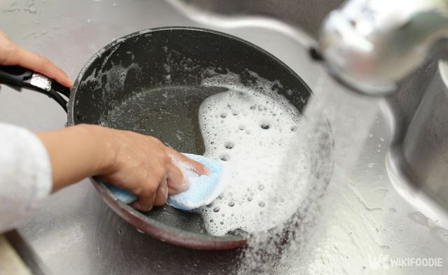 새로 산 프라이팬을 세제로 세척하고 있다. / Liza888-shutterstock