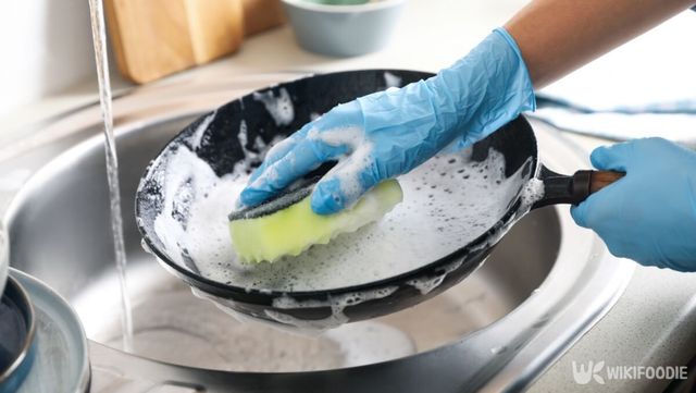 새로 산 프라이팬을 세제로 세척하고 있다. / Liza888-shutterstock