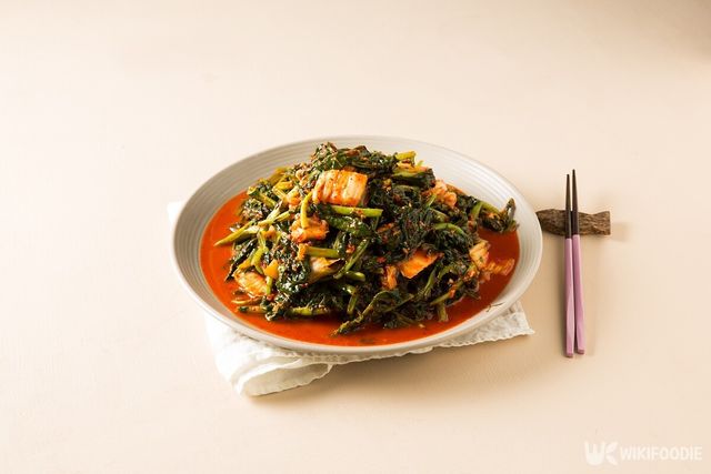 나물무침 자료사진. / kc look-shutterstock.com