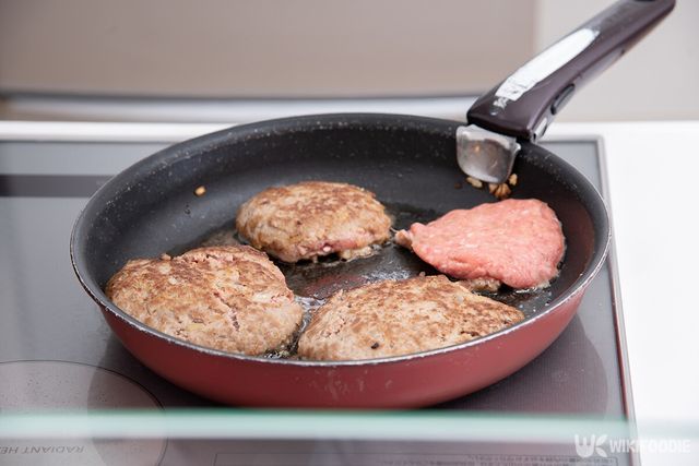 오징어 떡갈비 자료사진. / brand1st-shutterstock.com