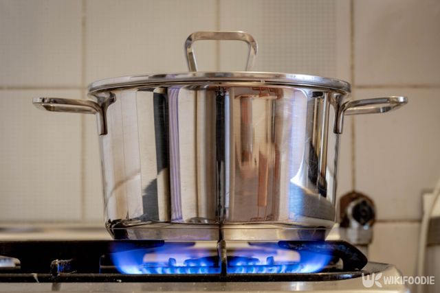 가스레인지 위에서 요리하는 모습. / Wut_Moppie-shutterstock.com
