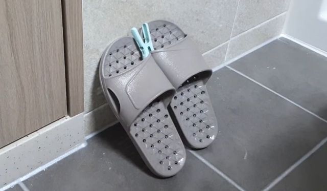 빨래집게로 욕실화를 고정한 모습. / 유튜브 '1분팁'