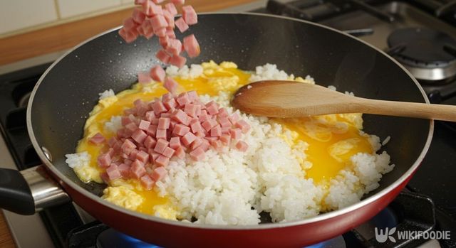 프라이팬에 밥, 계란, 햄을 넣고 볶는 모습. / 위키푸디