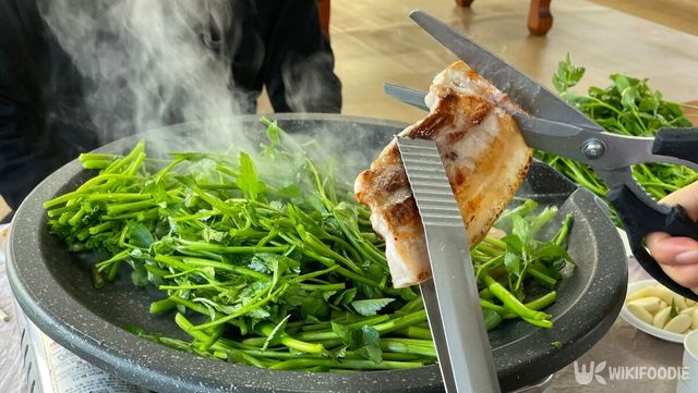 미나리와 돼지고기의 궁합. / Inthemoodfor-shutterstock.com