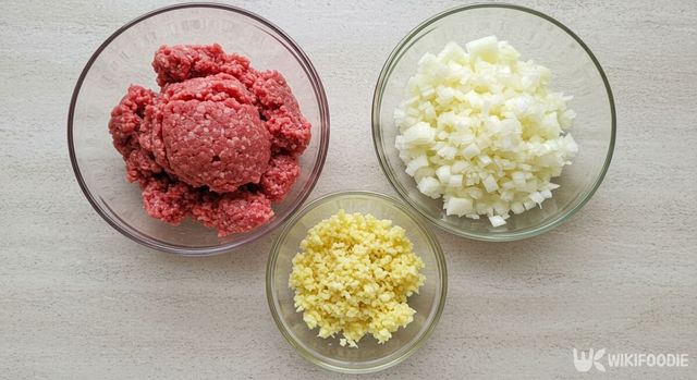 고기, 양파, 마늘을 다져놓은 모습. / 위키푸디
