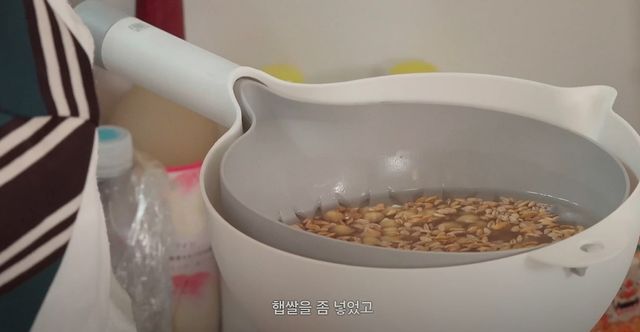 파로를 물에 불리는 모습. / 유튜브 채널 'Umaizing 엄정화TV'