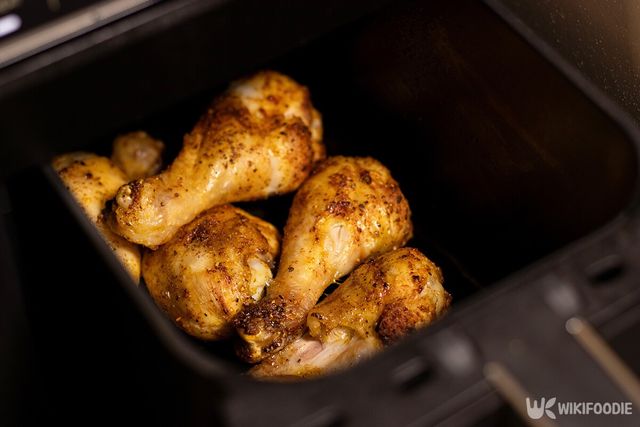 에어프라이어 치킨 이해를 돕기위한 참고사진. / Tatjana Meininger-shutterstock.com