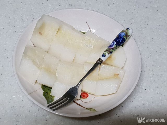 자른 참외를 접시에 담은 모습. / RabiitT-shutterstock.com